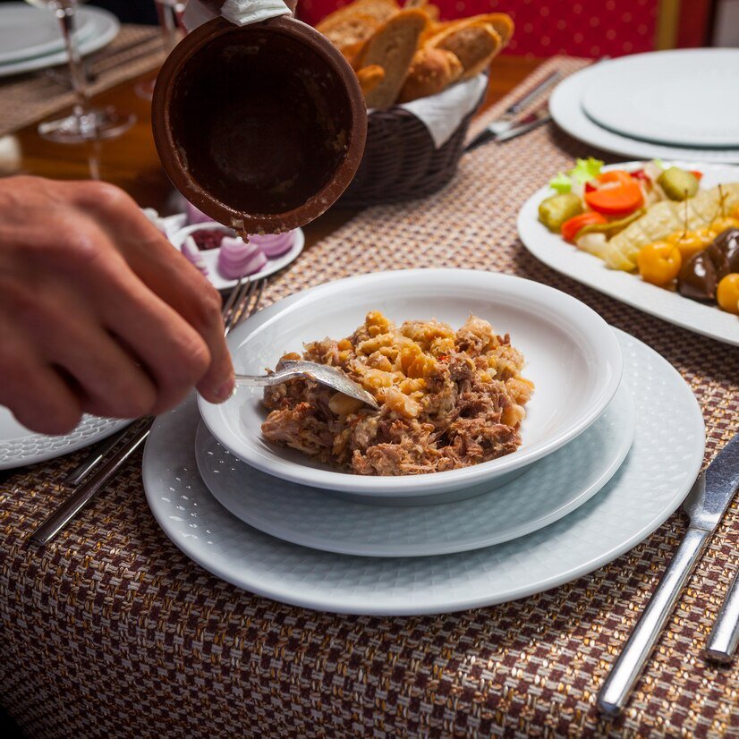 hombre-comiendo-deliciosa-sopa-guisantes-orientales-carne-mesa-madera